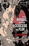 En el bosque, bajo los cerezos en flor